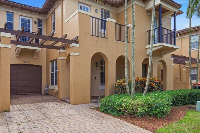 8706 Blaze Court, Davie, FL 33328