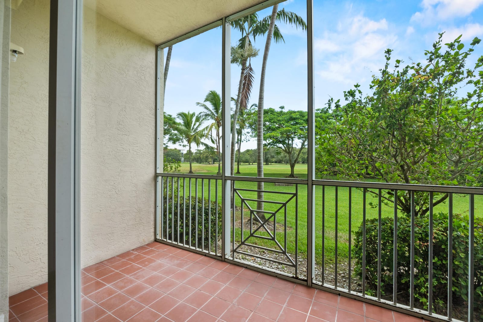 3500 Oaks Clubhouse Drive Apt 109, Pompano Beach, FL 33069 photo 17