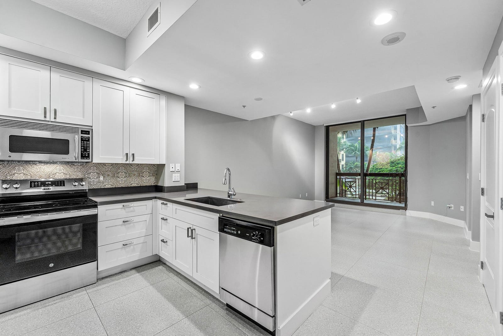801 S Olive Avenue Unit 820 — photo 5