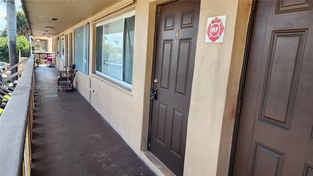 170 SW 11th Avenue 14, Hallandale Beach, FL 33009