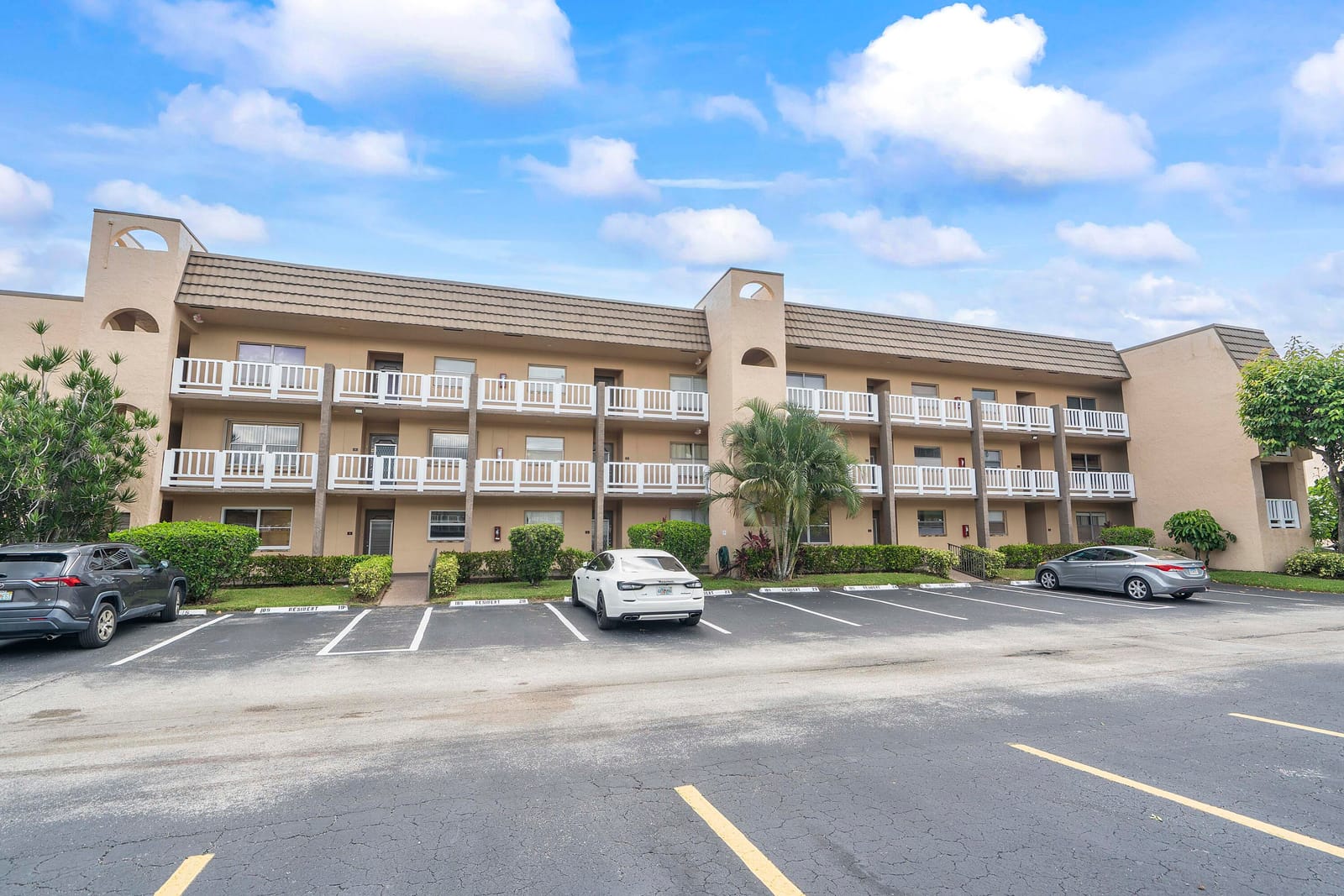 9221 Sunrise Lakes Boulevard 109 — photo 2