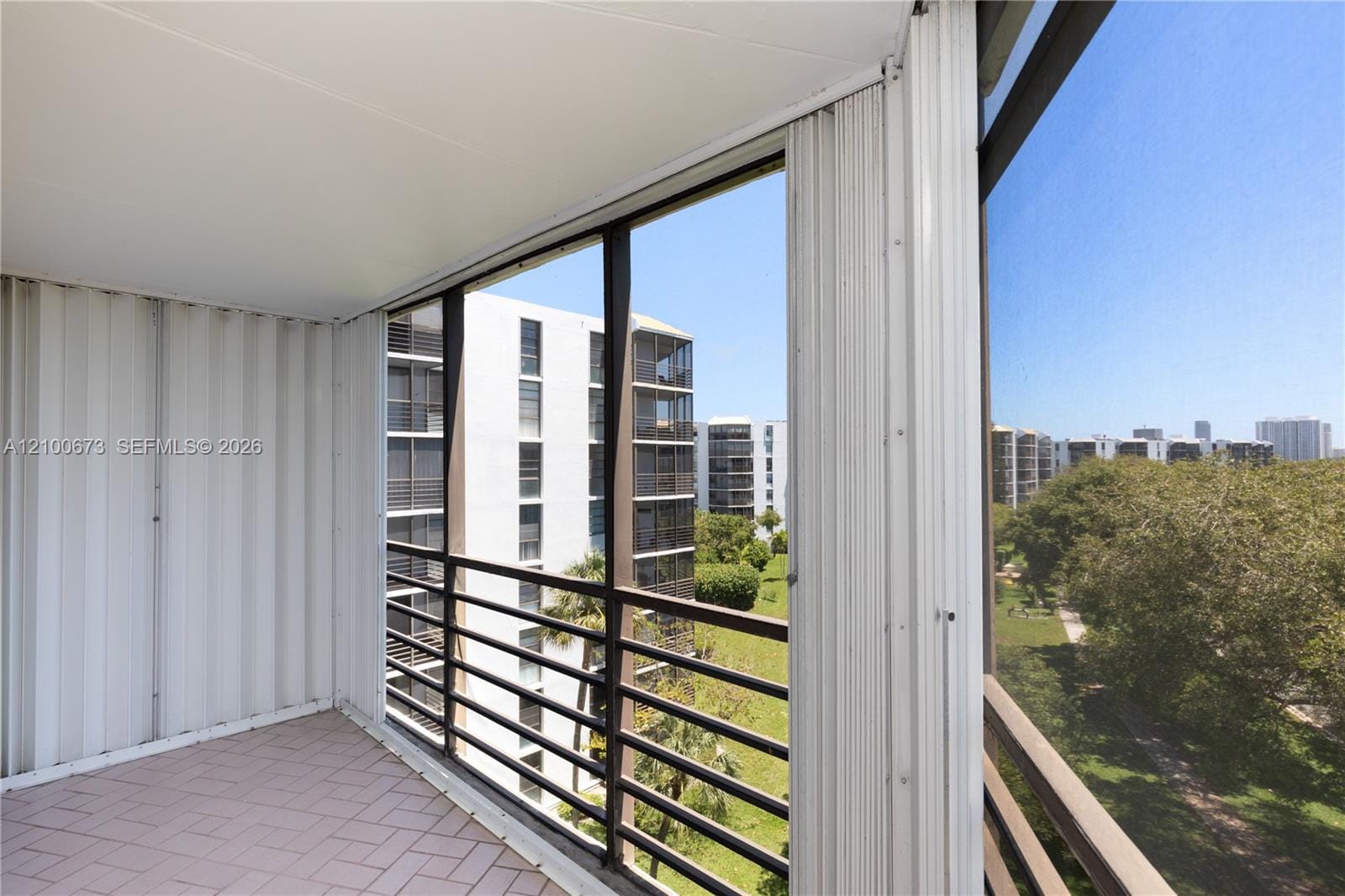 20400 W Country Club Drive 605 — photo 8