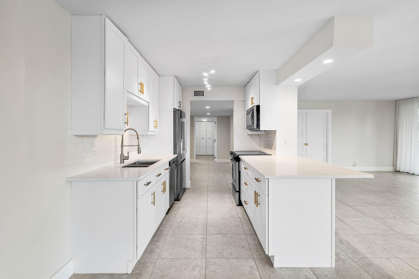 800 JEFFERY Street 201 — photo 2