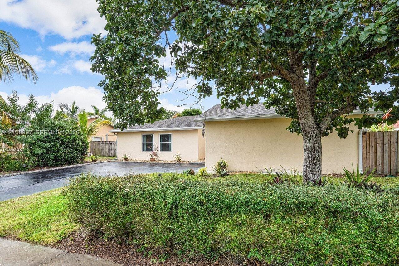 387 NW 39th Way, Deerfield Beach, FL 33442 photo 2