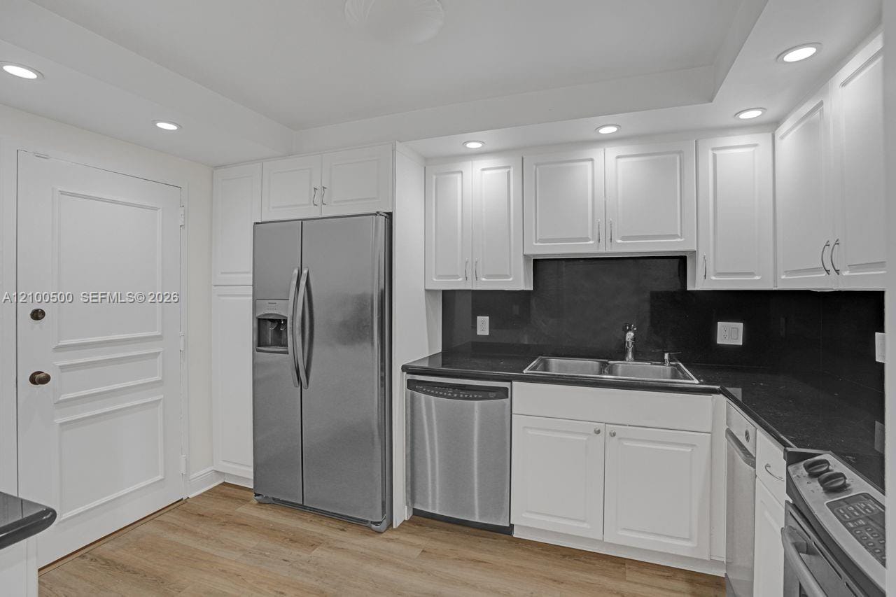 2 Grove Isle Drive B406 — photo 12