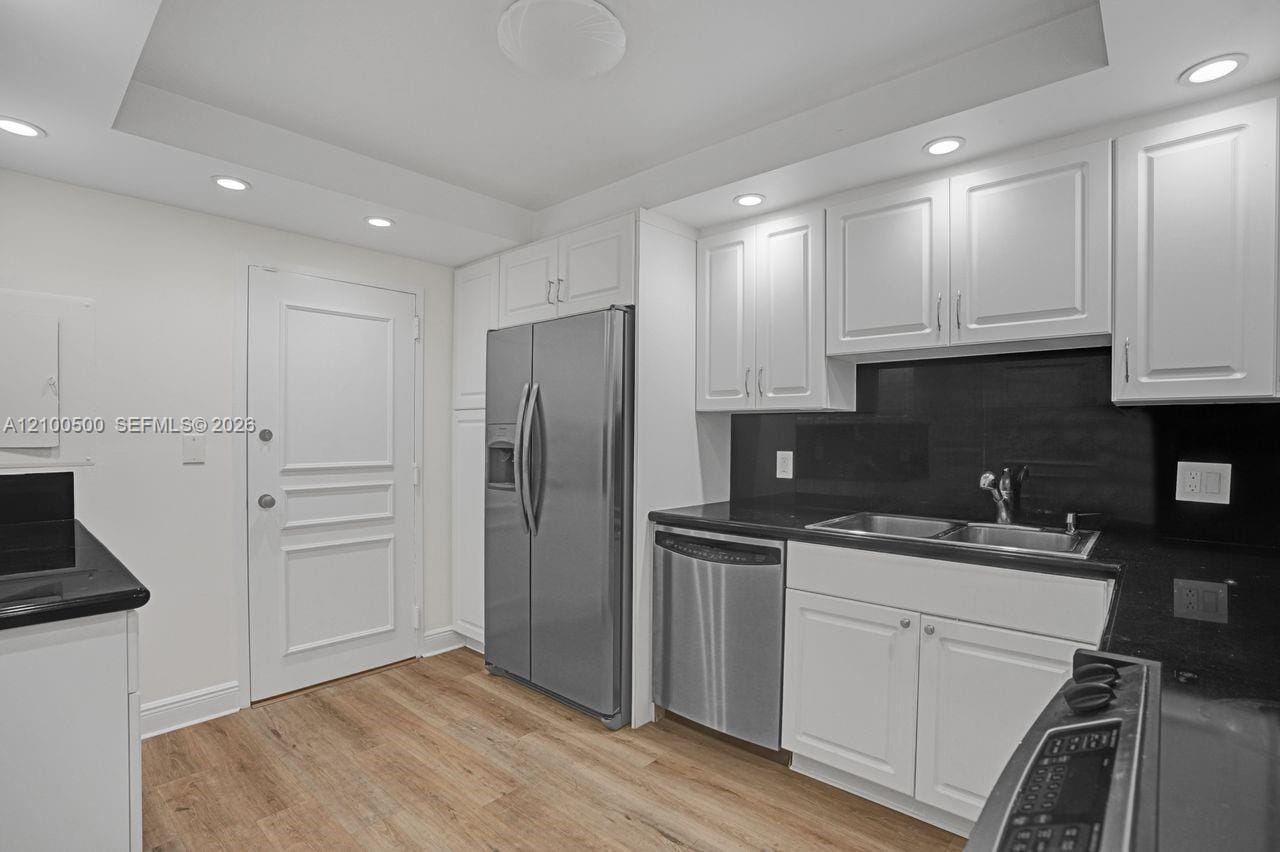 2 Grove Isle Drive B406 — photo 8