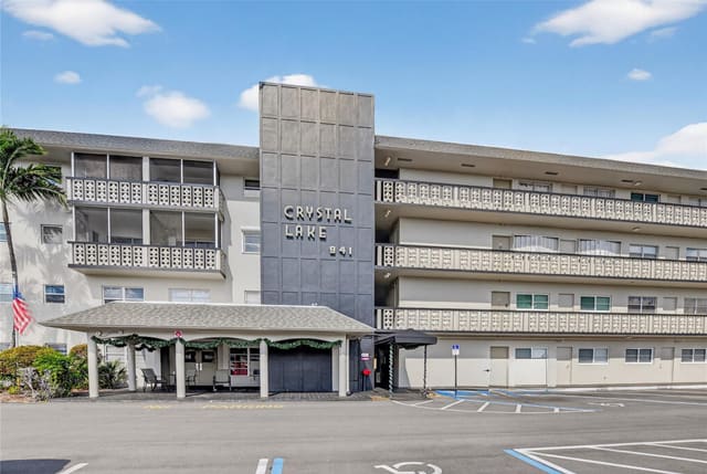 941 CRYSTAL LAKE Drive 311, Deerfield Beach, FL 33064