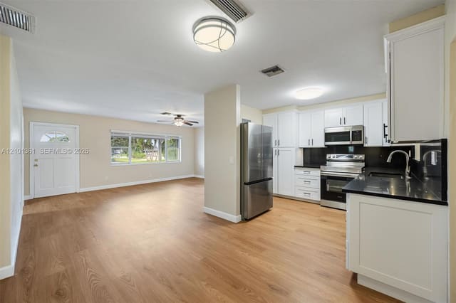 10 SW 11th Street, Deerfield Beach, FL 33441