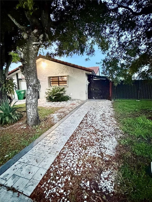 31 NW 133rd Place B, Miami, FL 33182