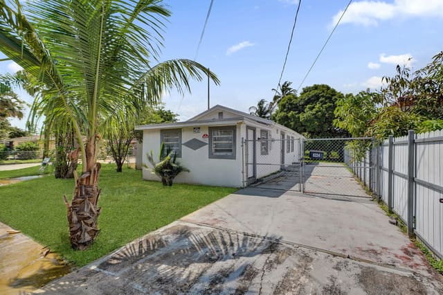 8224 NW 1ST Place, Miami, FL 33150