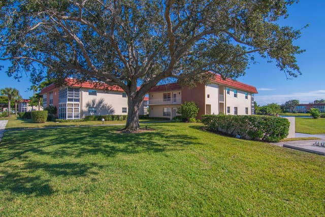 68 ROYAL OAK Court 202, Vero Beach, FL 32962