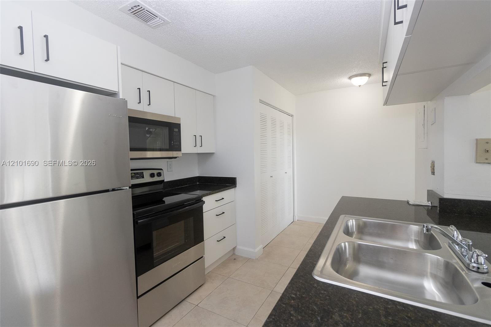 17520 NW 67th Place M-3, Hialeah, FL 33015 photo 2
