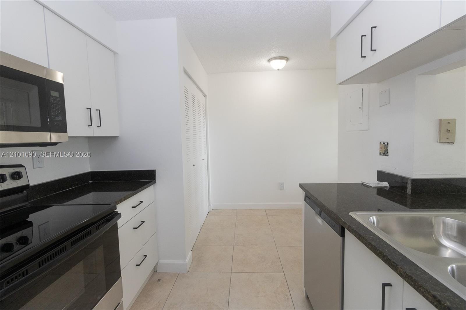 17520 NW 67th Place M-3, Hialeah, FL 33015 photo 4