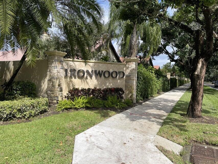 36 Ironwood Way N, Palm Beach Gardens, FL 33418