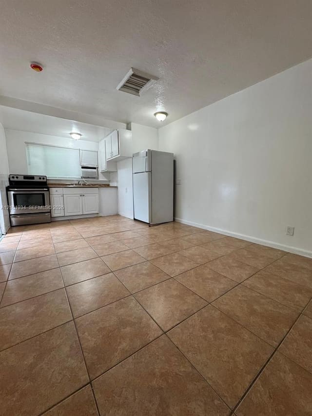 17031 NE 21st Avenue 14, North Miami Beach, FL 33162