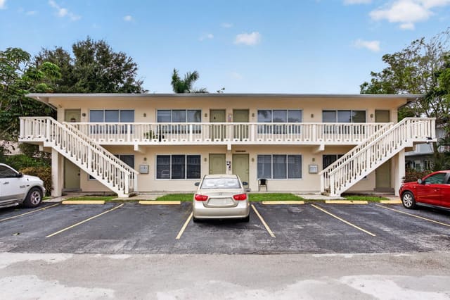 2160 NE 42nd Court 1, Lighthouse Point, FL 33064