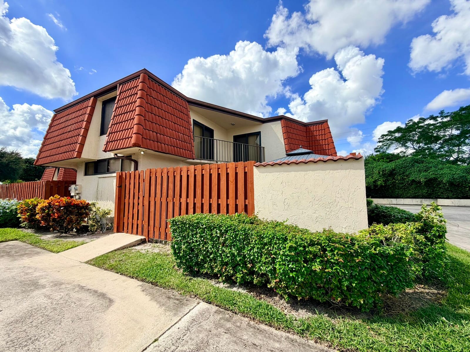 3870 VICTORIA Drive — photo 3
