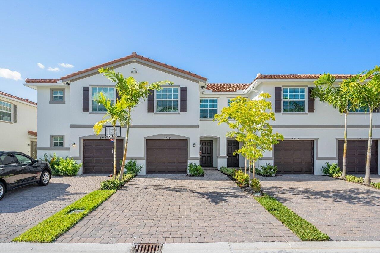 3 bedroom home for sale at 6758 Broadwater, Lake Worth, FL 33467 — $3,100