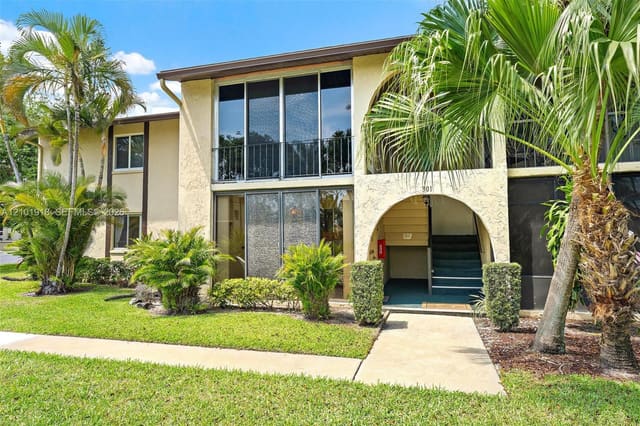 301 Pine Ridge Circle C-1, Greenacres, FL 33463