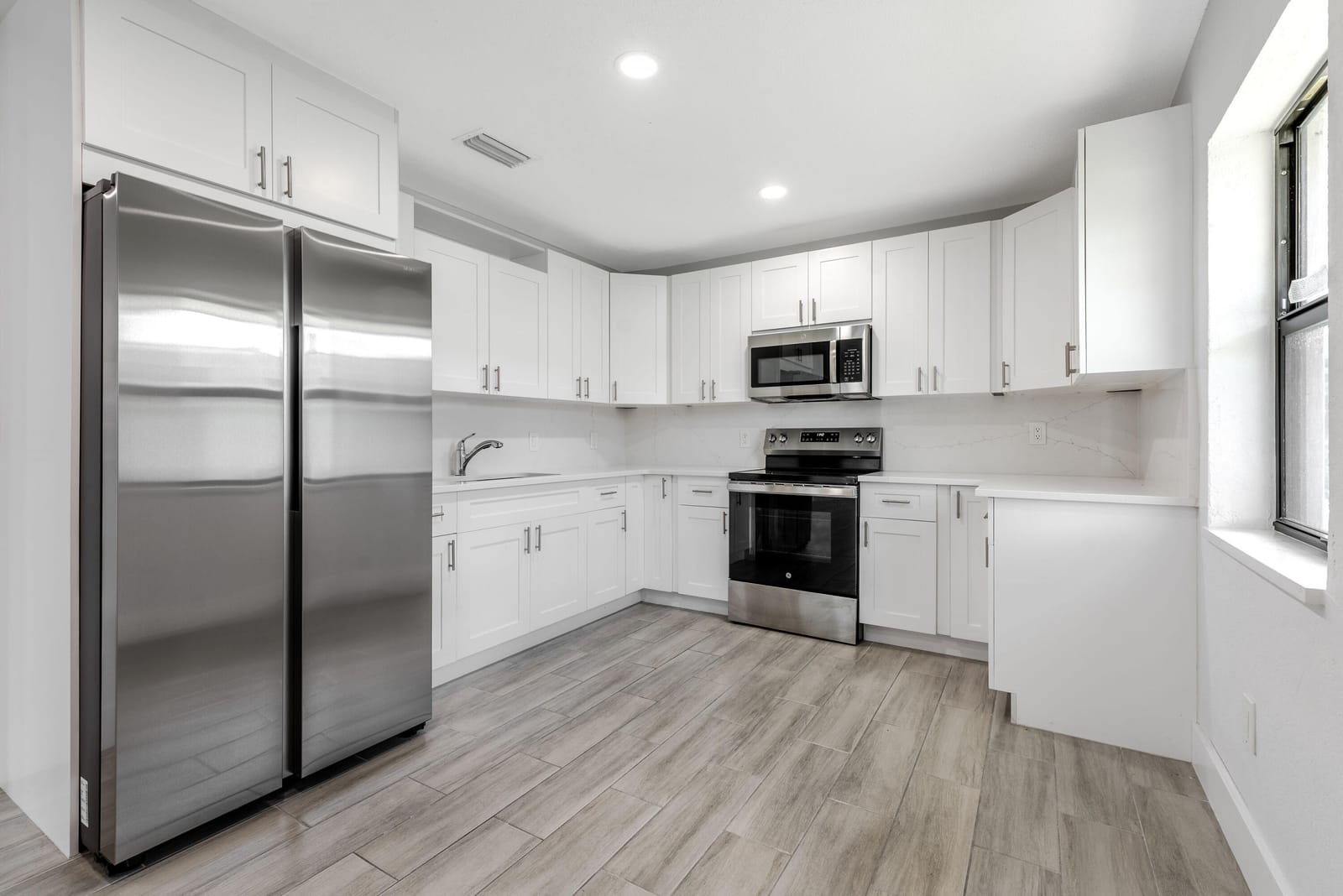 220 JACKSON Avenue — photo 3