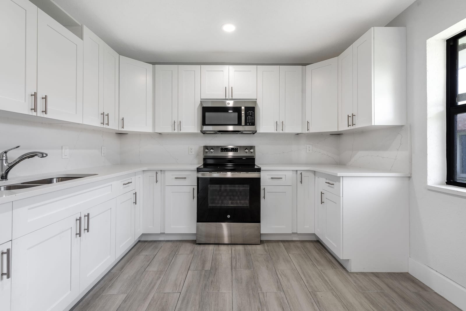 220 JACKSON Avenue — photo 5