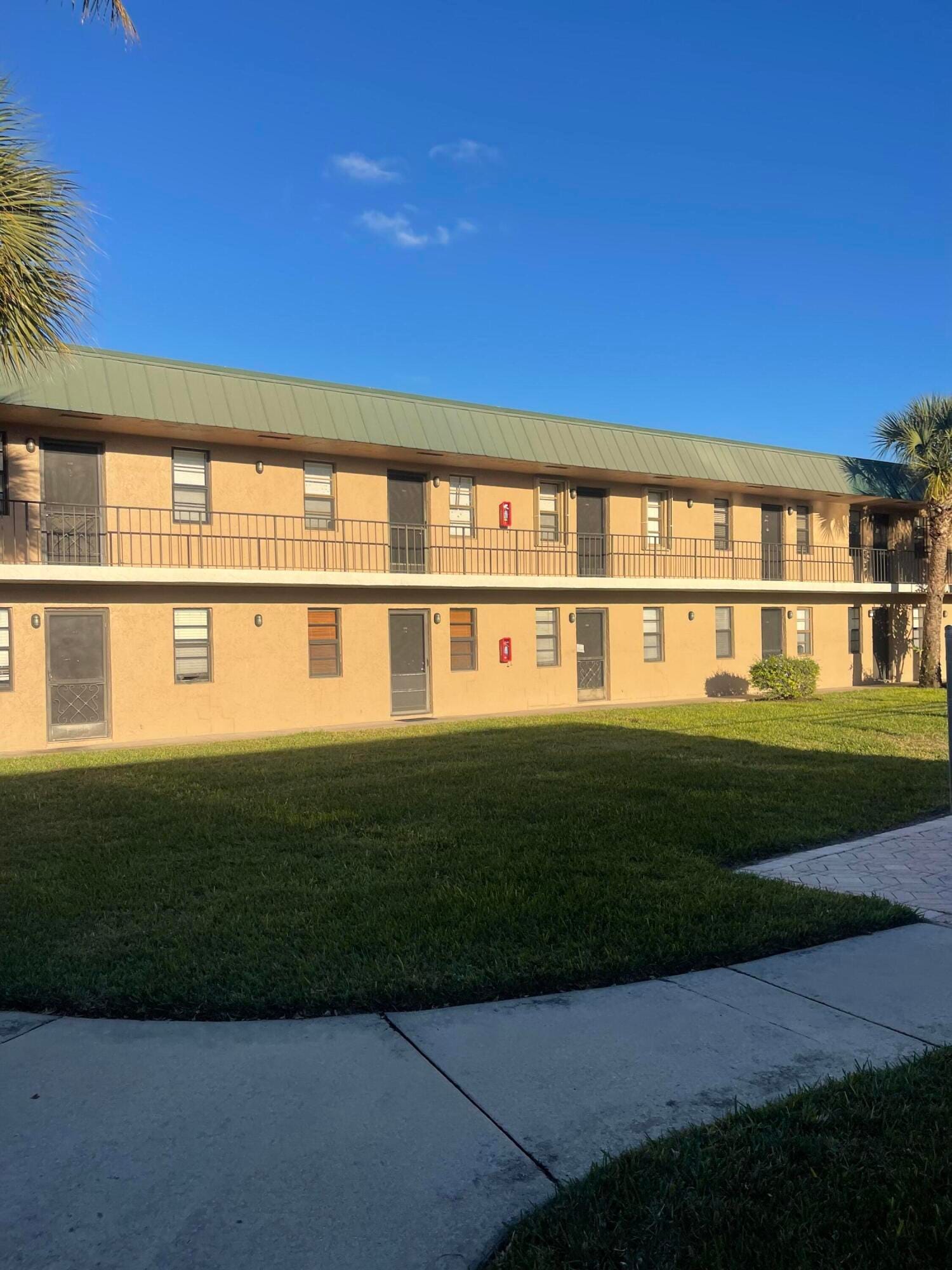 1 bedroom home for sale at 1021 MONTEREY, Stuart, FL 34994 — $1,350