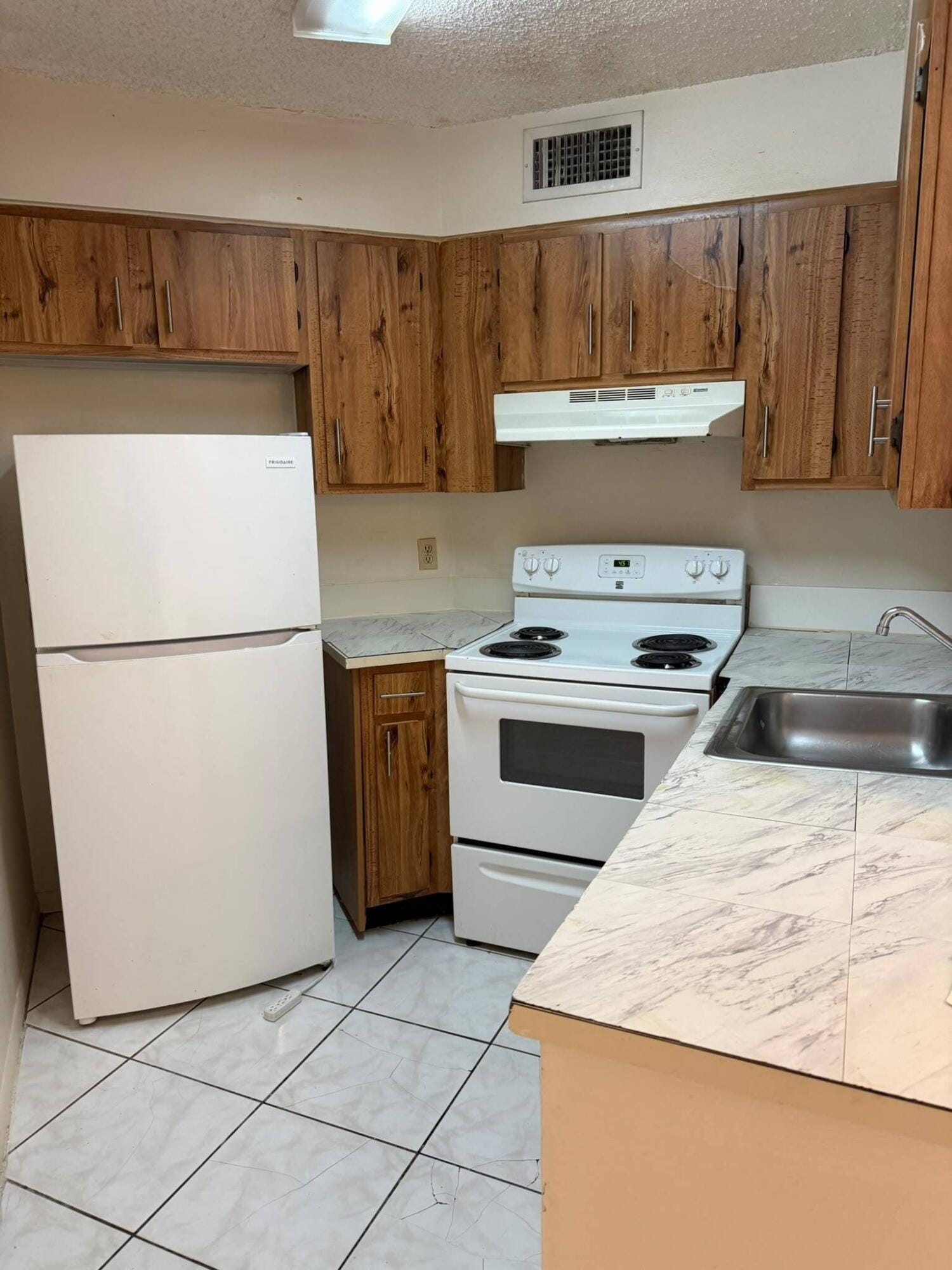 1 bedroom home for sale at 216 LAKE POINTE, Oakland Park, FL 33309 — $1,600