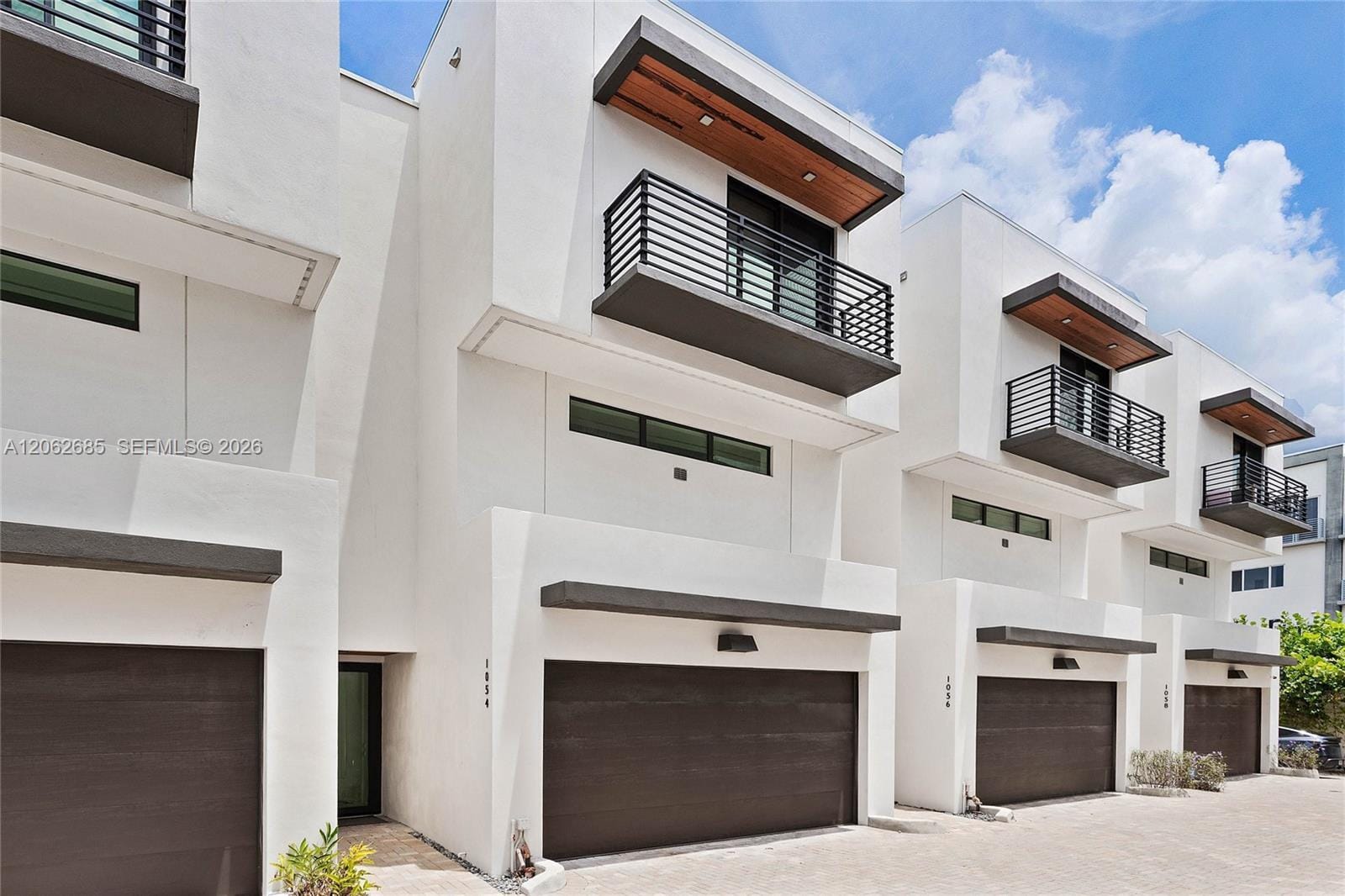 1054 N VICTORIA PARK Road, Fort Lauderdale, FL 33304 photo 1