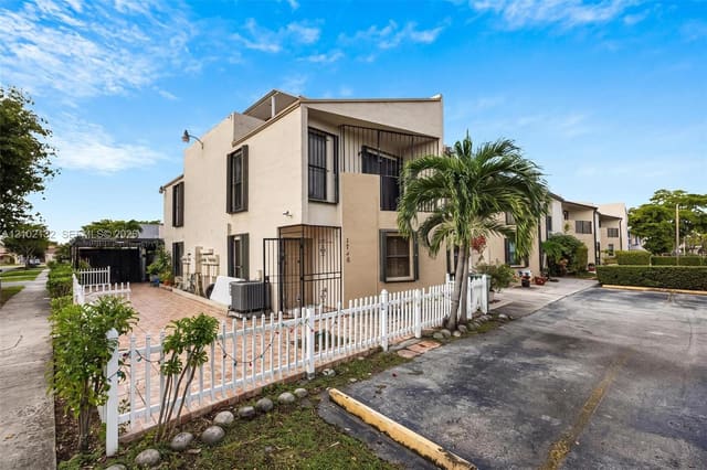 1746 W 58th Street 1746, Hialeah, FL 33012