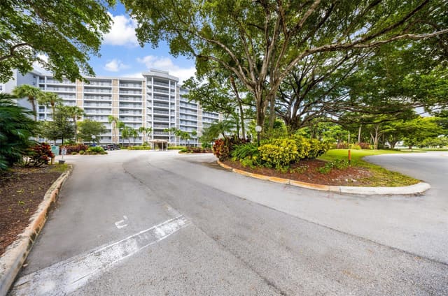 625 OAKS Drive 802, Pompano Beach, FL 33069