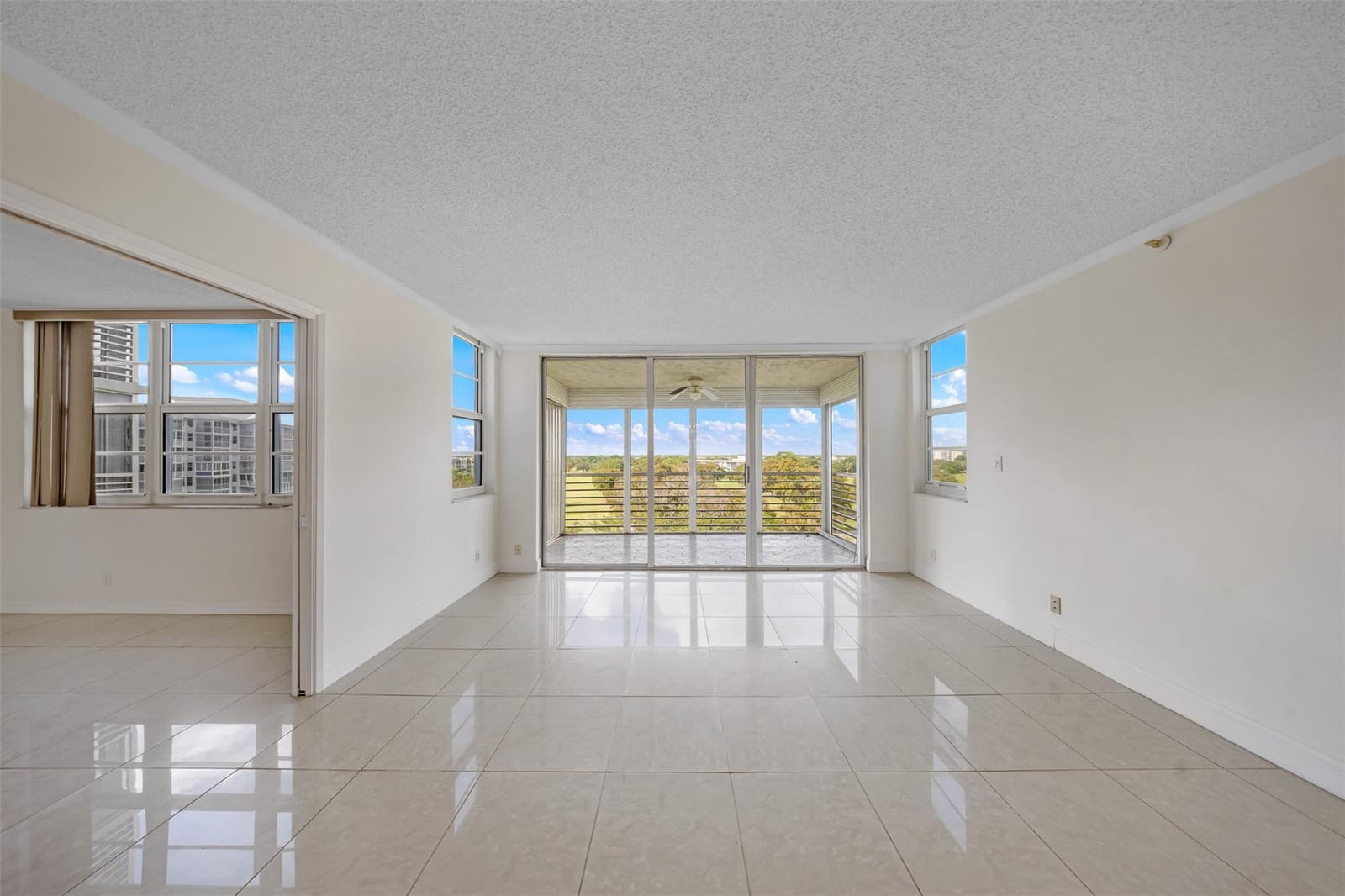 625 OAKS Drive 802, Pompano Beach, FL 33069 photo 2