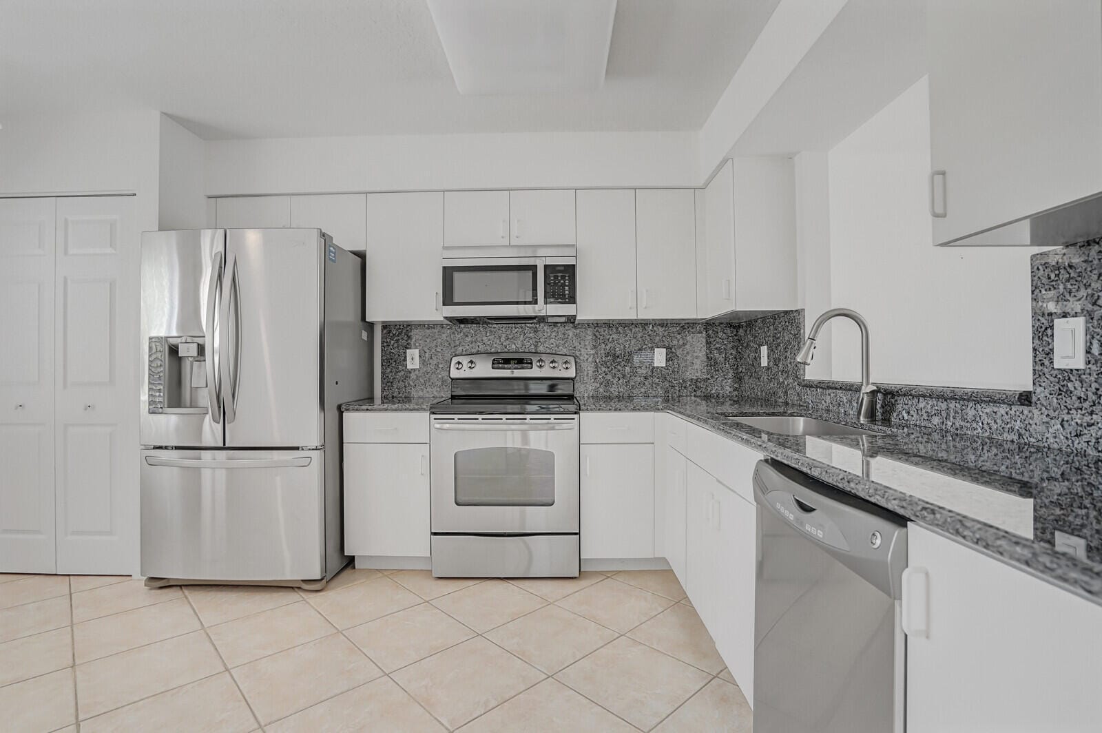 5874 CRYSTAL SHORES Drive 308 — photo 4