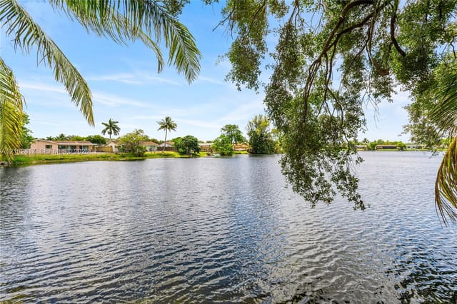8956 Palm Tree Lane 8956, Pembroke Pines, FL 33024
