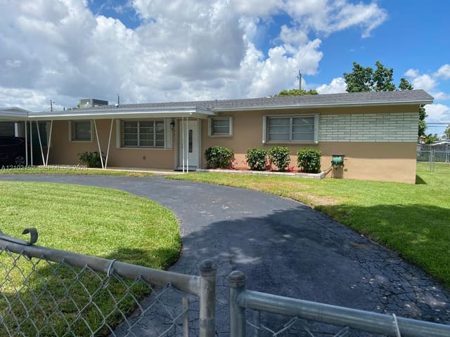 467 W 43rd Place, Hialeah, FL 33012