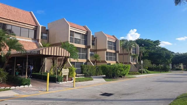 240 Lakeview Drive 106, Weston, FL 33326