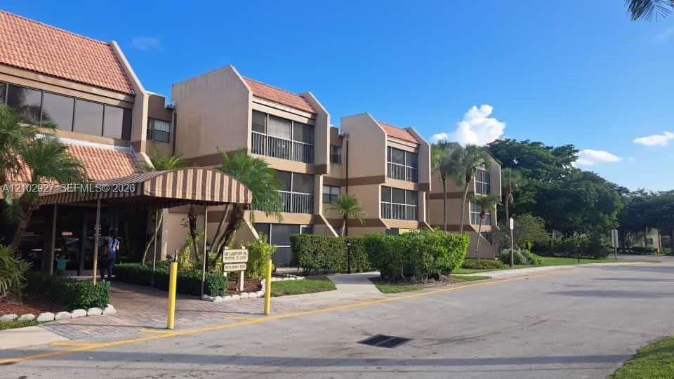 1 bedroom home for sale at 240 Lakeview, Weston, FL 33326 — $2,100