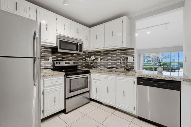 485 N PINE ISLAND Road A105, Plantation, FL 33324
