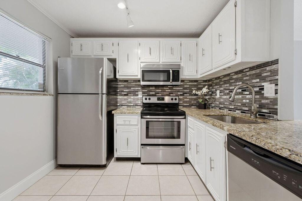 485 N PINE ISLAND Road A105, Plantation, FL 33324 photo 2