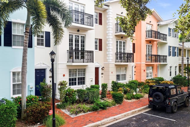 1009 W Heritage Club Circle, Delray Beach, FL 33483