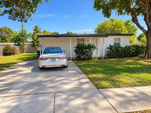 5260 NE 16TH Avenue, Pompano Beach, FL 33064