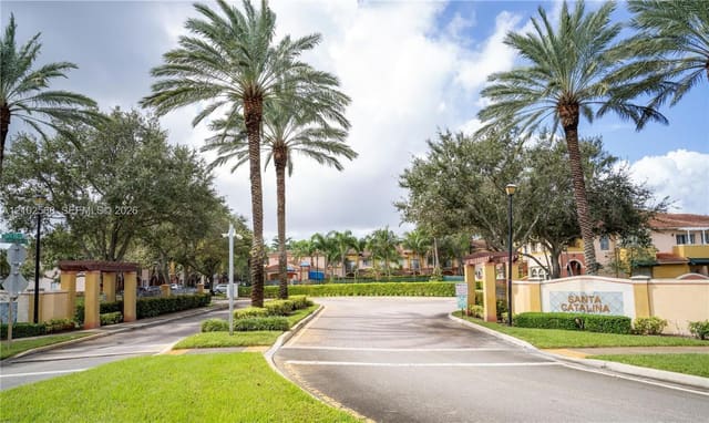 305 S Santa Catalina Circle, North Lauderdale, FL 33068