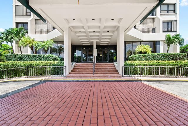 5600 N FLAGLER Drive 310, West Palm Beach, FL 33407