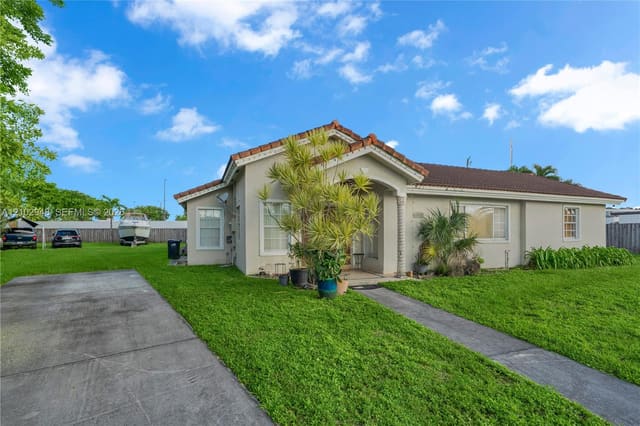 11525 SW 49th Terrace, Miami, FL 33165