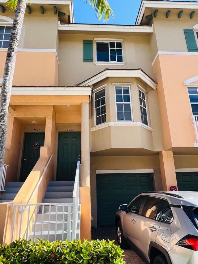 1942 NE 5TH Street, Boynton Beach, FL 33435