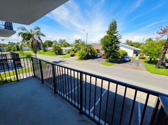 1100 NE 1st Court 219, Hallandale Beach, FL 33009