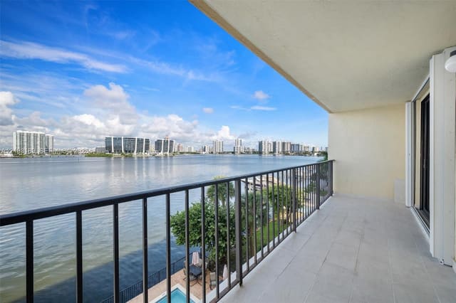 17878 N Bay Road 404, Sunny Isles Beach, FL 33160