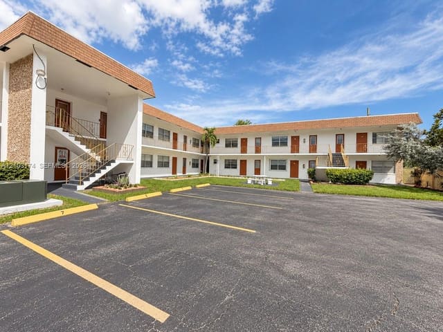 1007 N 19th Avenue 18, Hollywood, FL 33020