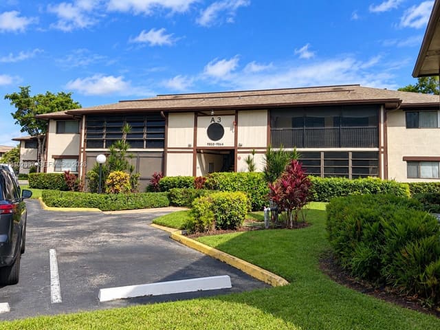 9850 S Belfort Circle 212-3, Tamarac, FL 33321