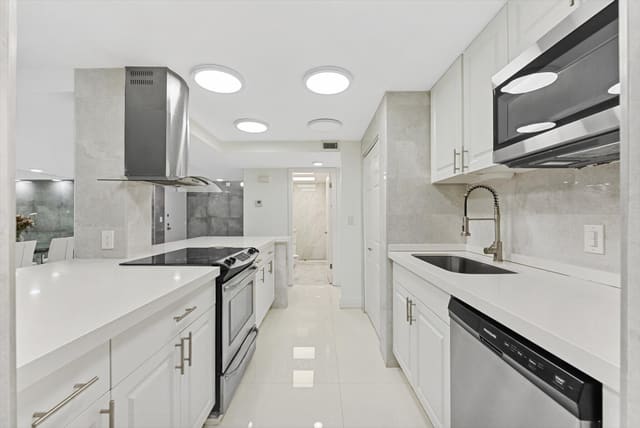 3730 INVERRARY Drive 2L, Lauderhill, FL 33319