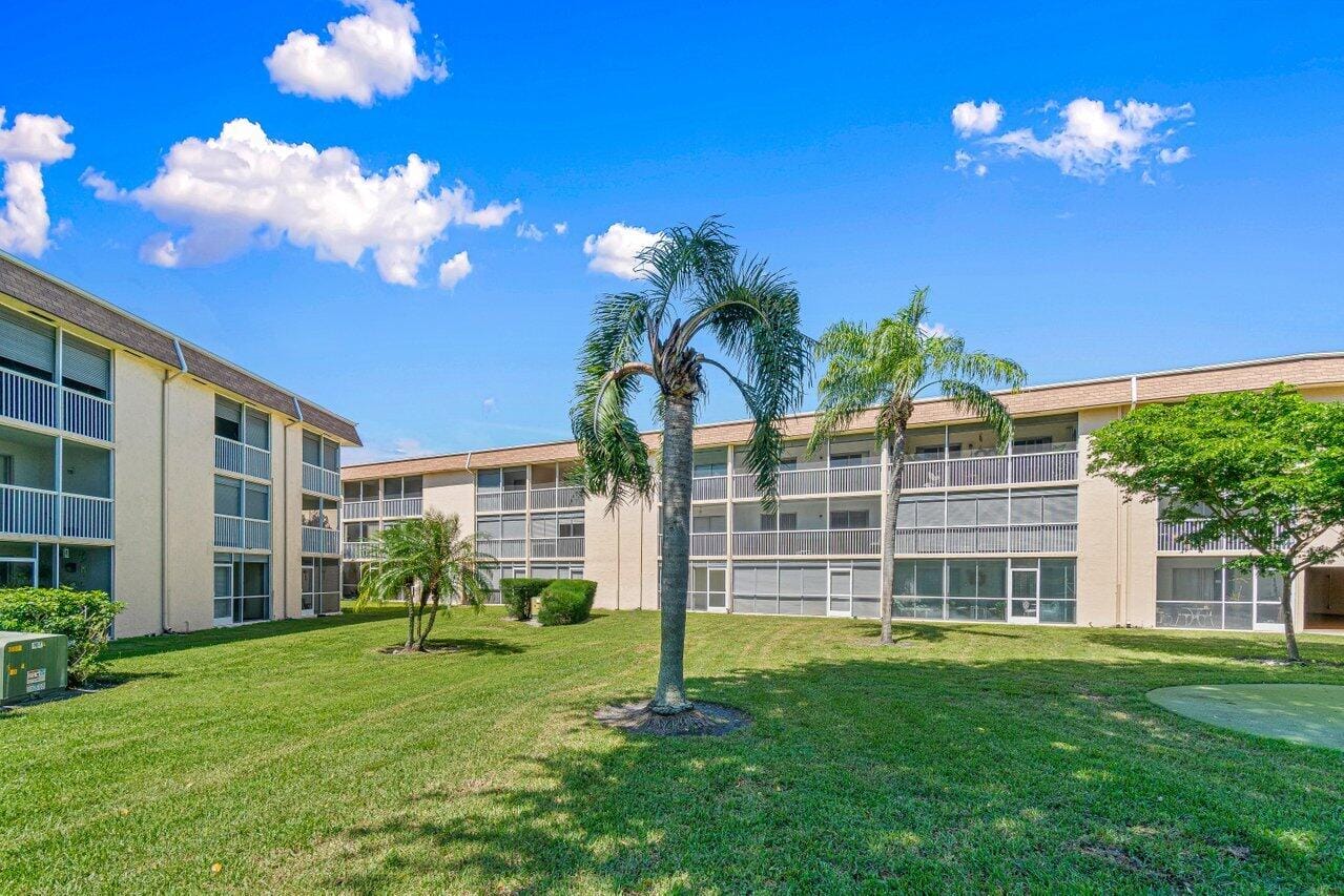 700 Village Green Court 319, Palm Springs, FL 33461 photo 27